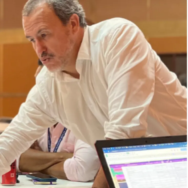 Participante del Encuentro revisando datos en su computador